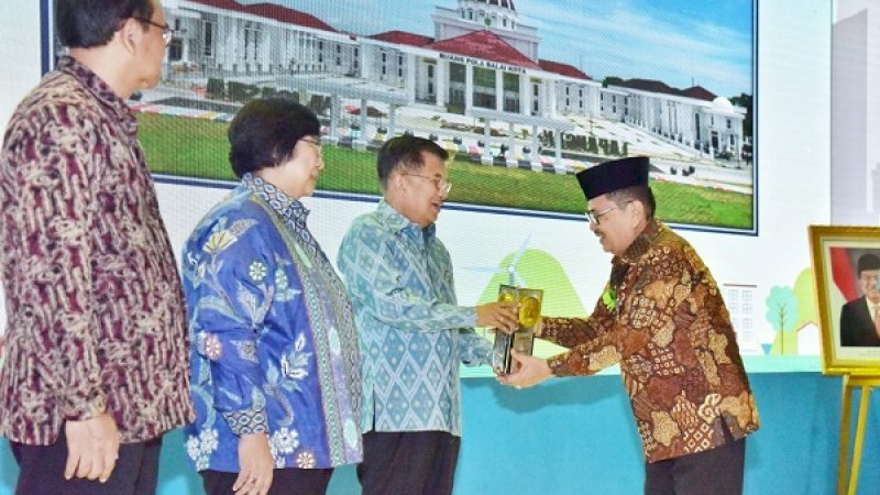 Wakil Presiden RI Jusuf Kalla (JK) menyerahkan penghargaan kepada Wali Kota Palopo Judas Amir di Auditorium Dr.Soedjarwo Gedung Mandala Wanabakti, di Senayan Jakarta, Senin (14/1/2019).