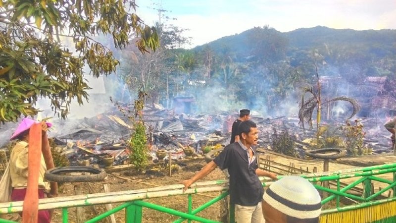 Kebakaran menghanguskan 3 unit rumah di Desa Mariorilau, Kecamatan Marioriwawo, Senin siang (14/01/2019).