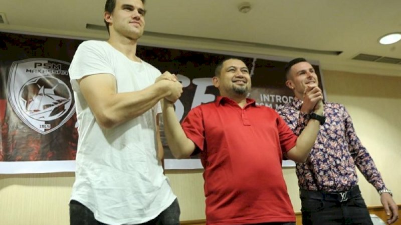 CEO PSM Makassar, Munafri Arifuddin (tengah), saat perkenalan Eero Markkanen (kiri) dan Aaron Evans. (Foto: Arfa Ramlan) 

