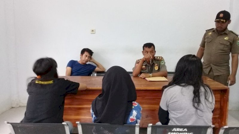 Remaja yang diamankan dan diinterogasi di kantor Satpol PP Barru, Senin (14/1/2019).