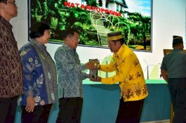 Gunakan Peci Khas Bugis, Kaswadi Terima Piala Adipura dari Wapres JK