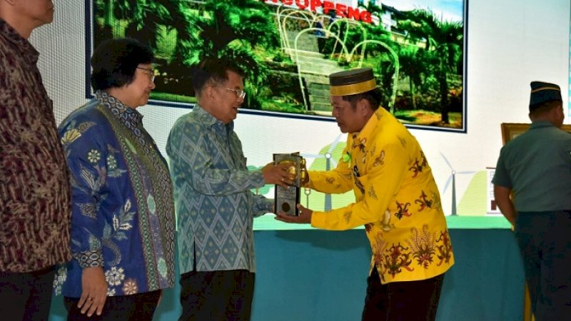 Bupati Soppeng Andi Kaswadi Razak menerima Piala Adipura dari Wapres Jusuf Kalla.