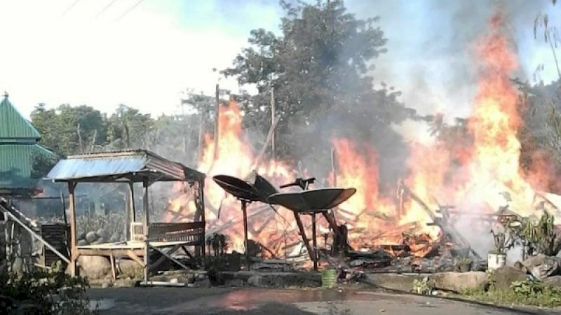 Dua unit rumah panggung hangus dilalap api di Dusun Parigi, Desa Bonto Cinde, Kecamatan Bissappu, Kabupaten Bantaeng, Senin (14/1/2019).