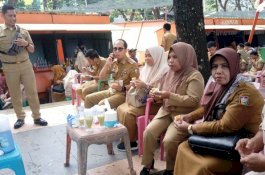 Kadispora Makassar Ajak Pegawai Makan-Makan di Kanre Rong