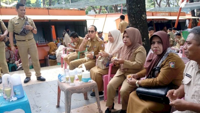 Kepala Dinas Pemuda dan Olahraga (Dispora) Kota Makassar, Achmad Hendra Hakamuddin mengajak puluhan pegawai istirahat di kawasan kuliner Kanre Rong Ri Karebosi.