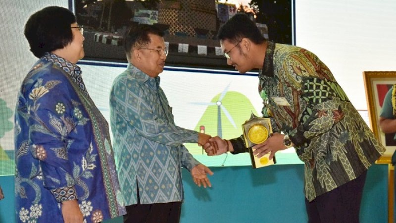 Bupati Sinjai Andi Seto Gadhista Asapa menerima Piala Adipura yang diserahkan Wapres Jusuf Kalla.