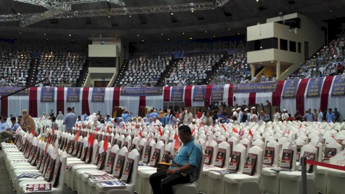 Prabowo-Sandi Siap Orasi Politik, Pendukung Kompak Pakai Seragam Biru Putih