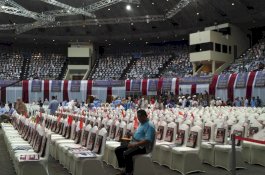 Prabowo-Sandi Siap Orasi Politik, Pendukung Kompak Pakai Seragam Biru Putih