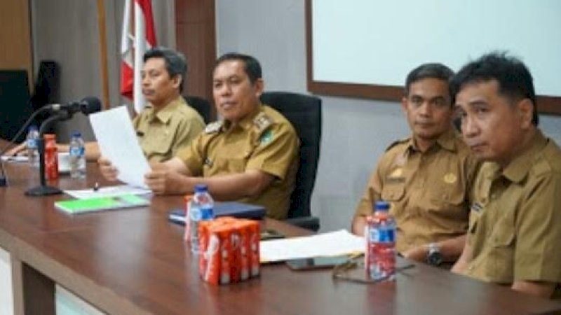 Mahmud Yusuf (kedua dari kiri), memimpin rapat kerja program 100 hari Bupati dan Wabup Sidrap, Senin (14/1/2019).