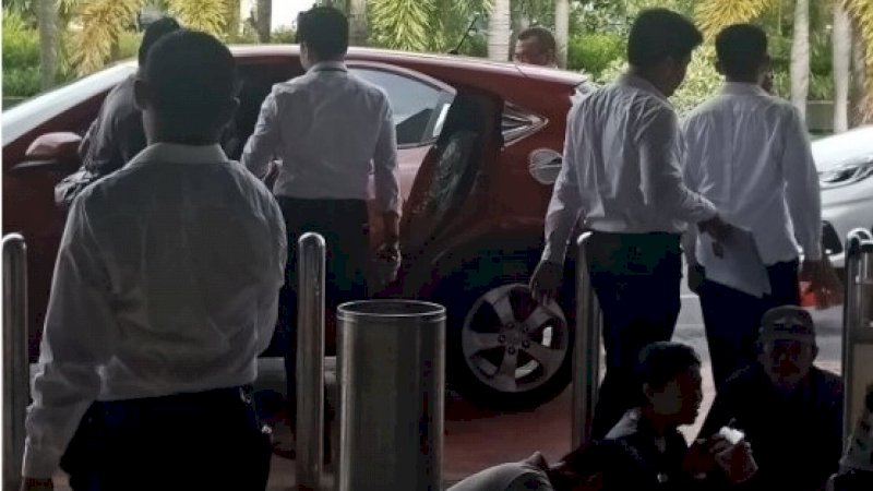 Detik-detik penangkapan Hendrik Wijaya di Bandara Internasional Sultan Hasanuddin, Senin (14/1/2019).