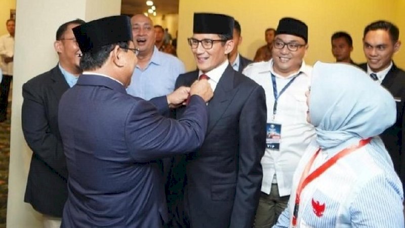 Prabowo merapikan dasi Sandiaga Uno, sebelum pidato di JCC, Senin (14/1/2019).