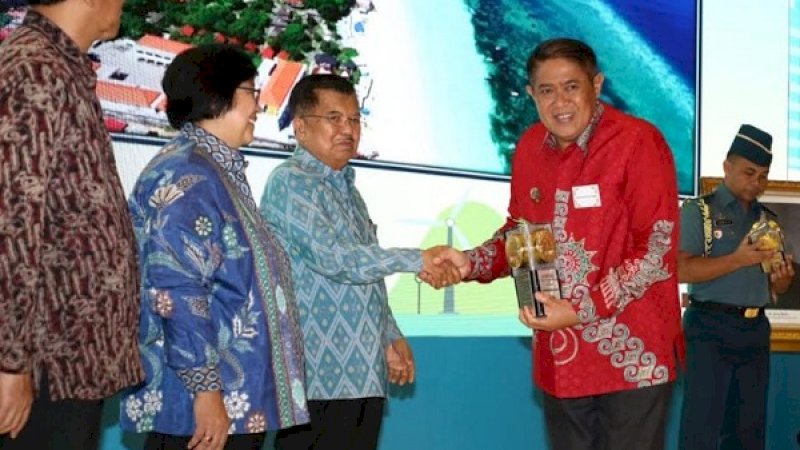 Bupati Bulukumba, AM Sukri Sappewali, saat menerima piala Adipura yang diserahkan Wapres RI, HM Jusuf Kalla.