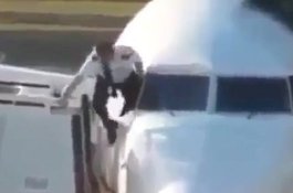 Telat, Pilot Panjat Jendela Pesawat