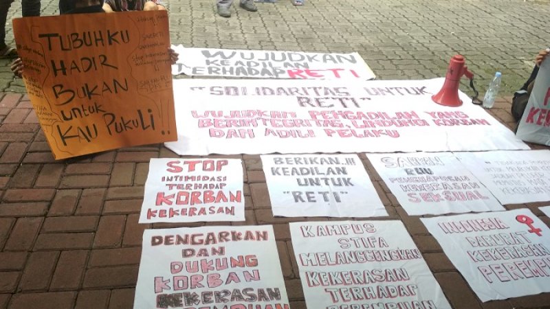 Reti Alifah dan poster dukungan moril di PN Makassar, Selasa (15/1/2019).