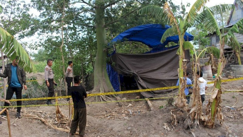 Polisi membongkar makam Sitti binti Jumalah di Dusun Papanloe, Desa Papanloe, Kecamatan Pa'jukukang, Kabupaten Bantaeng, Selasa (15/1/2019).