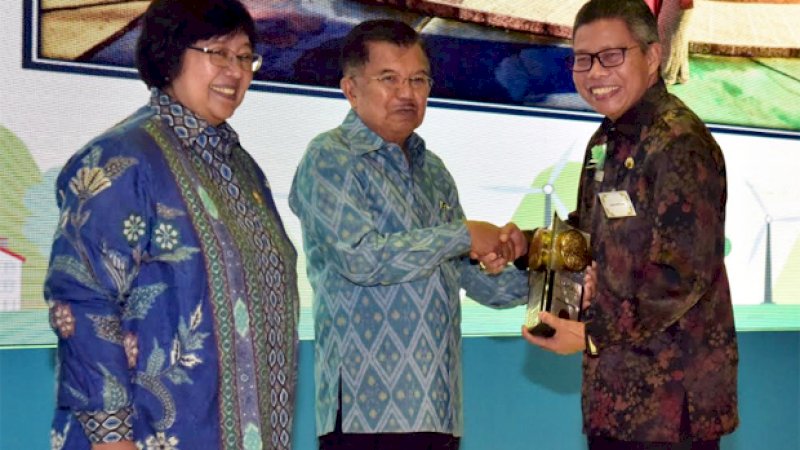 Wapres Jusuf Kalla menyerahkan Piala Adipura ke Wali Kota Parepare, HM. Taufan Pawe