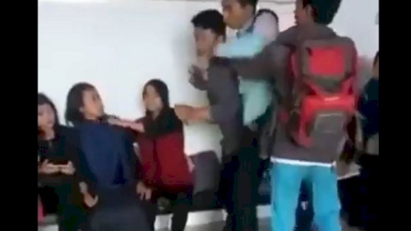 Potongan  video Arif, mahasiswa Sekolah Tinggi Ilmu Farmasi (Stifa) Makassar menganiaya Reti Alifah. Ist