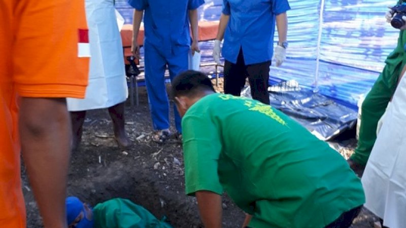 Suasana pembongkaran makan di Bantaeng.