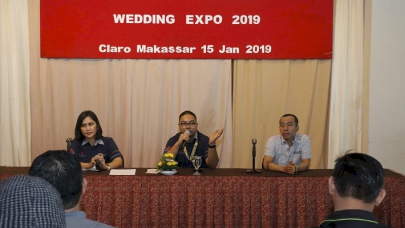 Marcom Manager Hotel Claro Makassar, Ricwan Wahyudi (tengah).