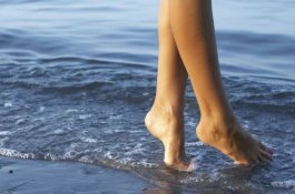 Bikin Panas Dingin, Instagrammer Terkenal Ini Abadikan Traveling dengan Foto Telanjang