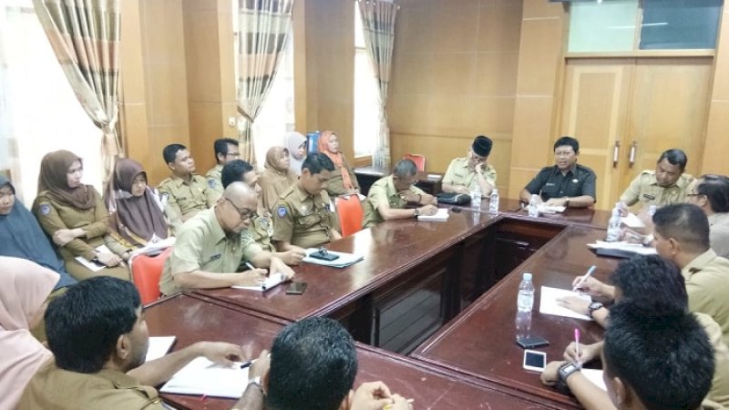 Sekretaris Daerah Kabupaten Luwu Utara, Abdul Mahfud menggelar rapat dengan seluruh pejabat lingkup Sekretariat Daerah (Setda), Selasa (15/1/2019).