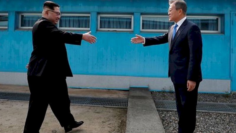 Presiden Korea Selatan, Moon Jae-in dan Pemimpin Korea Utara, Kim Jong-un. Reuters