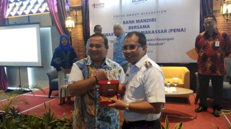 Regional CEO X/Sulawesi dan Maluku Bank Mandiri (kiri) bersama Wali Kota Maassar, Mohammad Ramdhan Pomanto, pada Focus Group Discussion Bank Mandiri di Novotel Makassar Grand Shayla, Rabu (16/1/2018). (Foto: Arfa Ramlan)