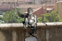 Patung Iblis Selfie Dikritik Karena Tersenyum dan Terlihat Periang