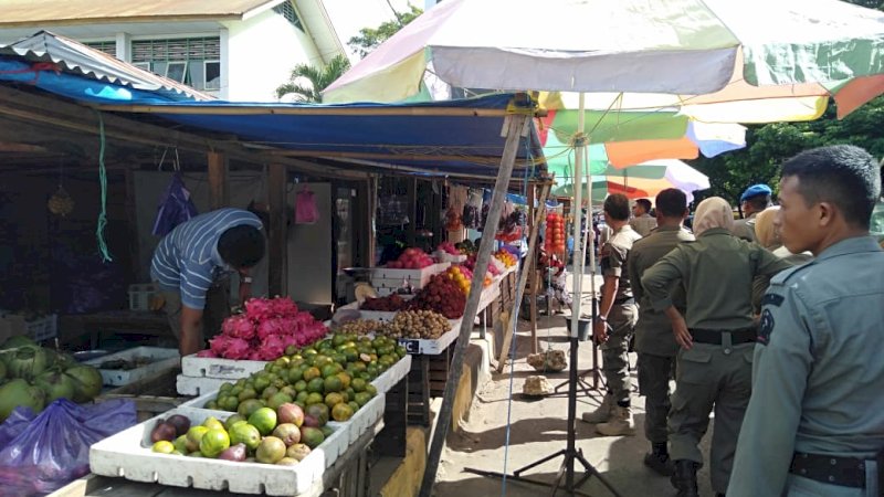 Dianggap Ganggu Lalu Lintas, Pedagang Buah di Bone Ditertibkan