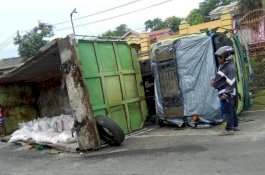 Tak Kuat Mendaki, Truk Pengangkut Pupuk Terbalik di Suppa