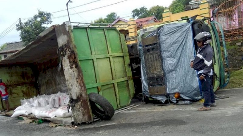 Truk pengangkut pupuk terbalik di poros Parepare-Pinrang.