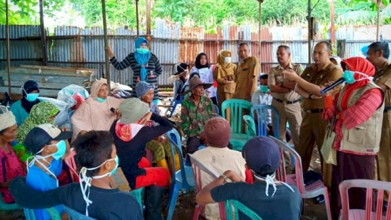 Ketua TP-PKK Takalar, Irman Indriani (jilbab merah), berinteraksi dengan warga di TPA Balang, Takalar, Rabu (16/1/2019).