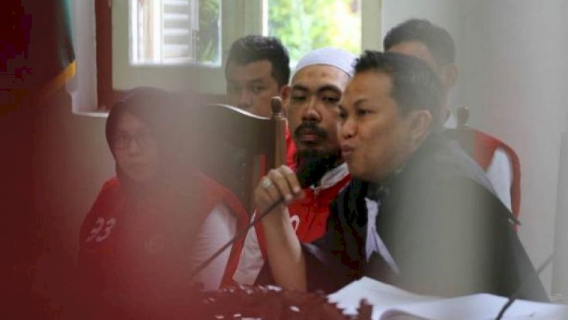 Direktur utama PT Abu Tours Travel, Muhammad Hamzah Mamba saat mengitu sidang. Ist