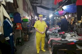 Dari Ujung Kaki ke Kepala, Pria Ini Hanya Pakai Kuning Selama 35 Tahun