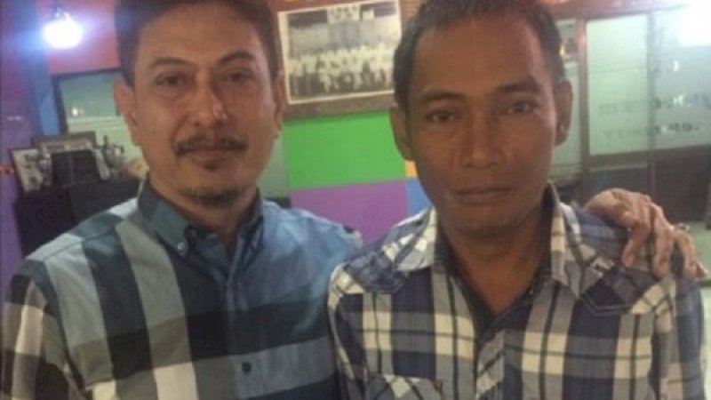 Rusdin Abdullah merangkul Nawir Dg Liwang, sopir angkot jujur yang mengembalikan laptop penumpangnya pada Rabu, 9 Januari 2019 lalu.