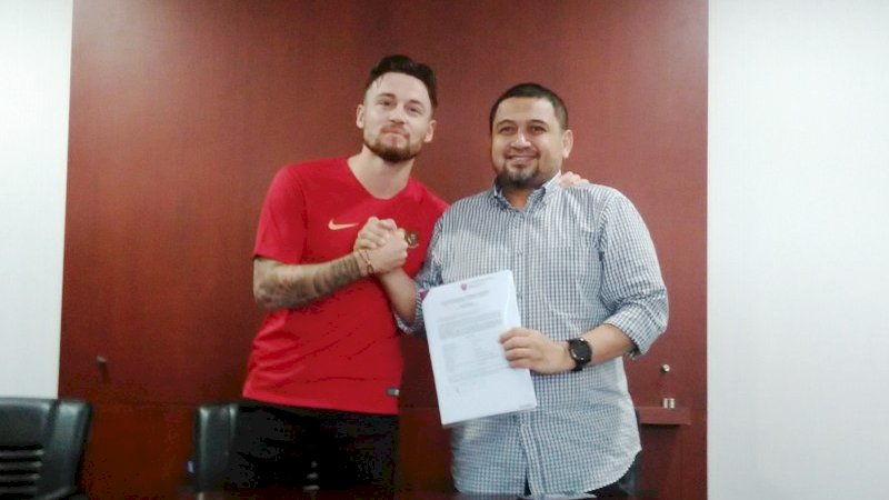 Marc Klok bersama CEO PSM Makassar, Munafri Arifuddin. (Foto/Sutrisno)