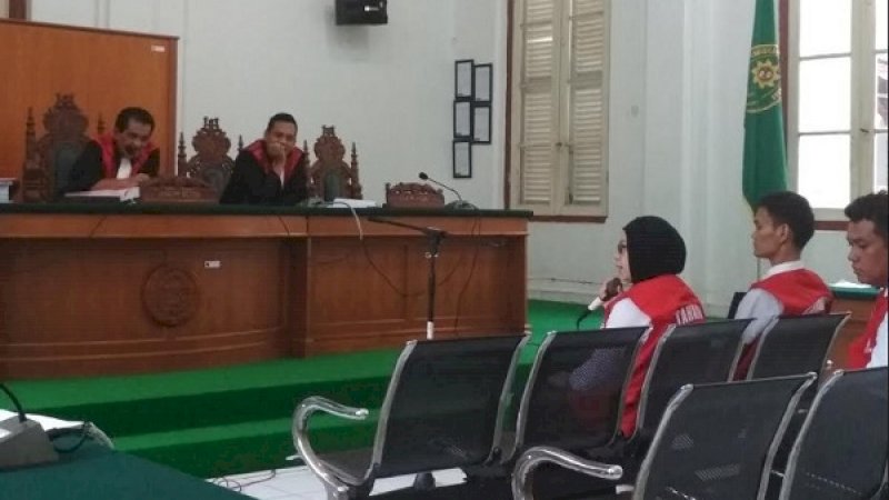 Nursyariah Mansyur (kanan), di persidangan kasus Abu Tours, di PN Makassar, Rabu (16/1/2019).