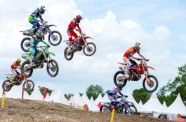 Cara Pegang Setang dan Teknik Melompat pada Motocross
