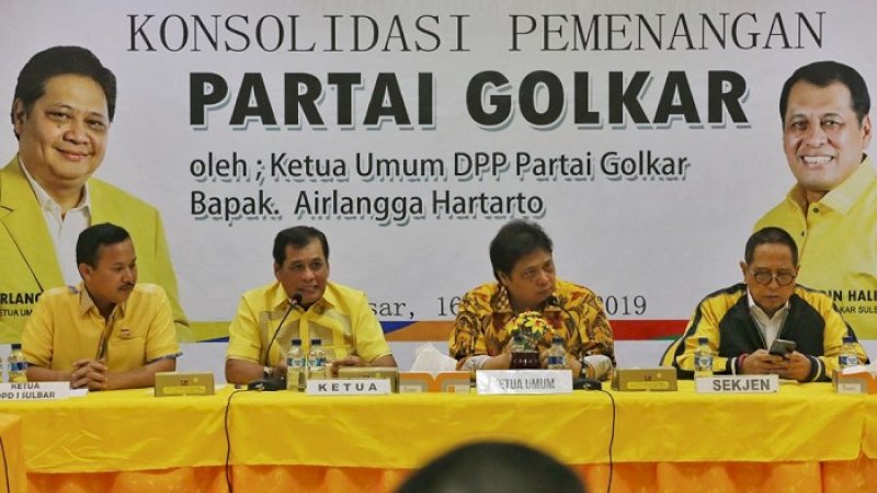 Ketua Umum DPP Partai Golkar, Airlangga Hartarto (kedua kanan) didampingi Ketua DPD I Partai Golkar Sulsel Nurdin Halid.