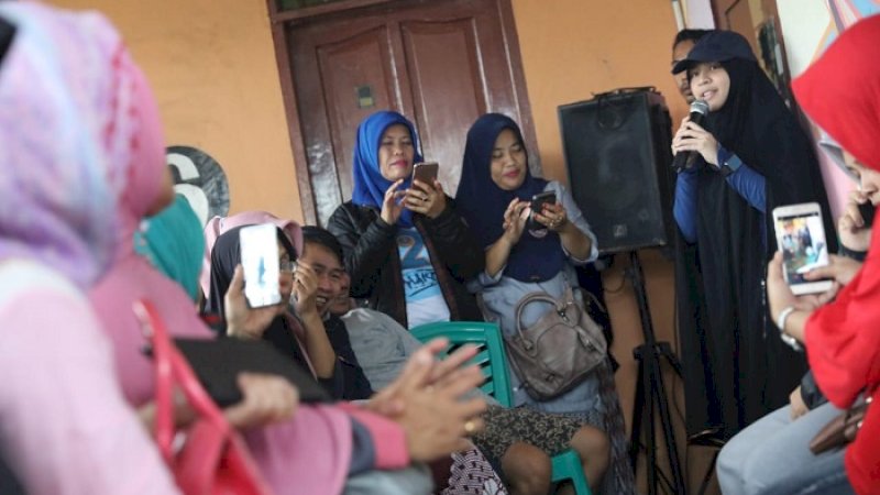 Caleg DPR RI asal Partai Nasdem, Aura Aulia Imandara di Monginsidi Baru, Makassar.