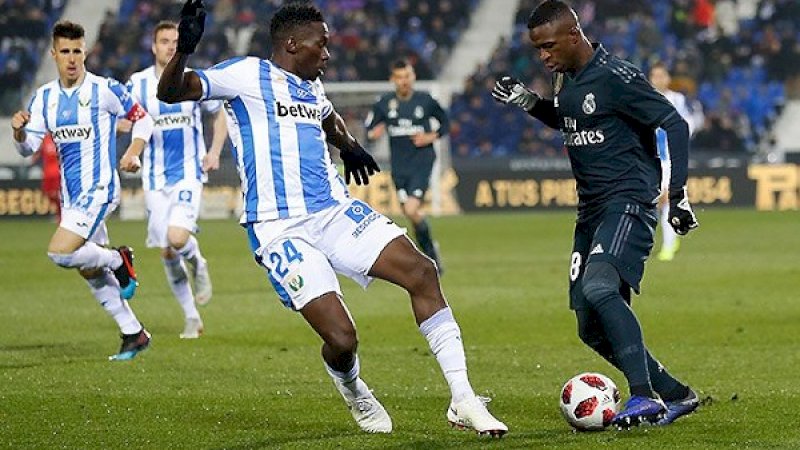 Penggawa Vinicius Junior menggiring bola berusaha melewati adangan pemain Leganes. (Foto: Real Madrid)