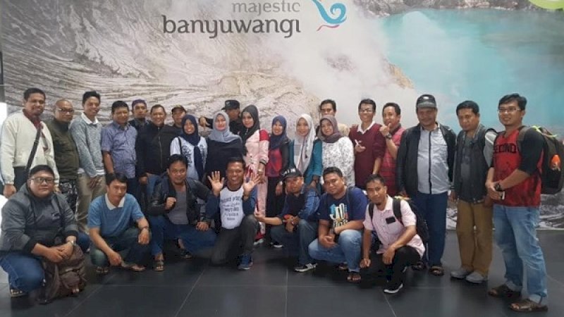 Bupati Lutra, Indah Putri Indriani, berfoto bersama rombongan studi banding ke Banyuwangi.