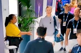 Momen Lucu, Petugas Keamanan Hentikan Maria Sharapova di Pintu Arena Australia Terbuka