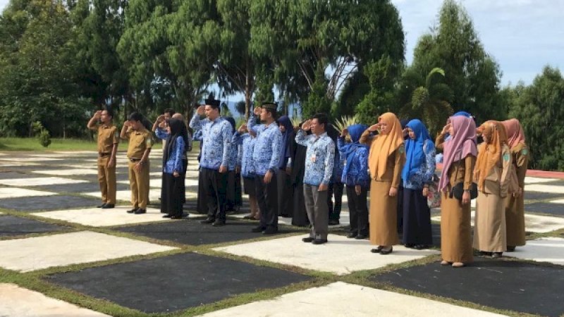 Pegawai lingkup Pemkab Luwu Timur yang dijemur di halaman upacara kantor bupati Luwu Timur, Kamis pagi (17/1/2019).