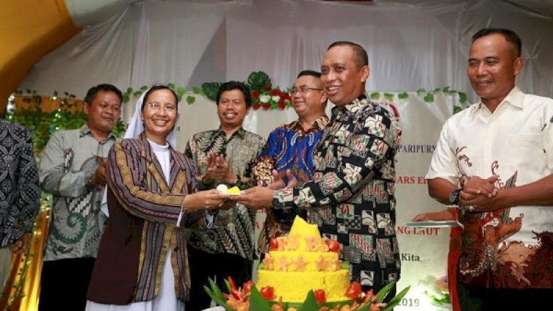 Wakil Wali Kota Palopo, H Rahmat Masri Bandaso, menyerahkan potongan tumpeng kepada Direktur RS Bintang Laut, dr. Teoroci Luisa Nunuhitu.