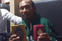 Lakum Dinukum Waliadin, Pria yang Duduki Alquran, Mengaku Tuhan Berusia 1.719 Tahun