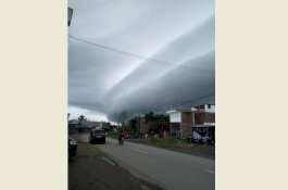 Awan Berbentuk Gelombang Hiasi Langit Sulbar