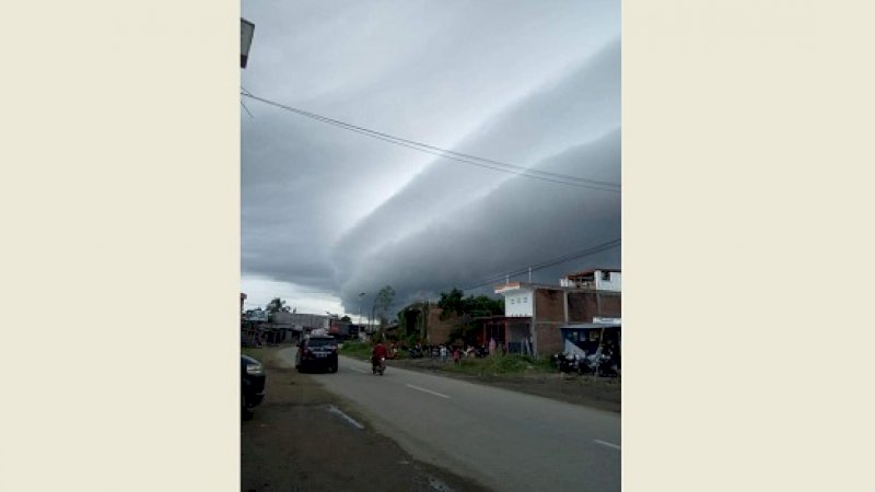 Awan berbentuk gelombang di langit Kecamatan Topoyo, Kabupaten Mamuju Tengah, Provinsi Sulawesi Barat, Kamis pagi (17/1/2019).