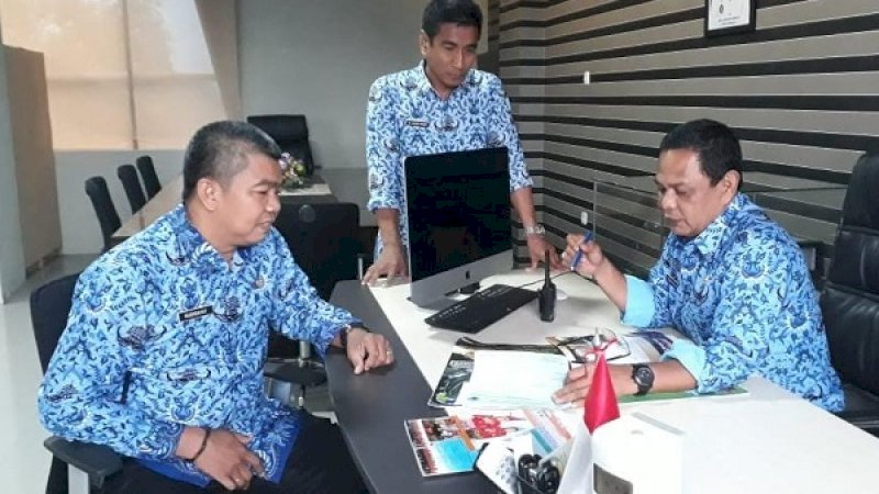 Kepala Pelaksana Badan Penanggulangan Bencana Daerah (BPBD) Kota Makassar, Taufiek Rachman, didampingi Kasie Kesiapsiagaan BPBD Nurhidayat Sukardin, mendiskusikan perkembangan cuaca ekstrem yang melanda Kota Makassar beberapa terakhir ini, Kamis (17/1/2019).