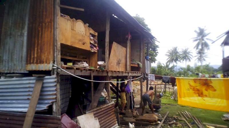 Salah satu rumah milik warga Barru rusak usai diterjang angin kencang. Ist